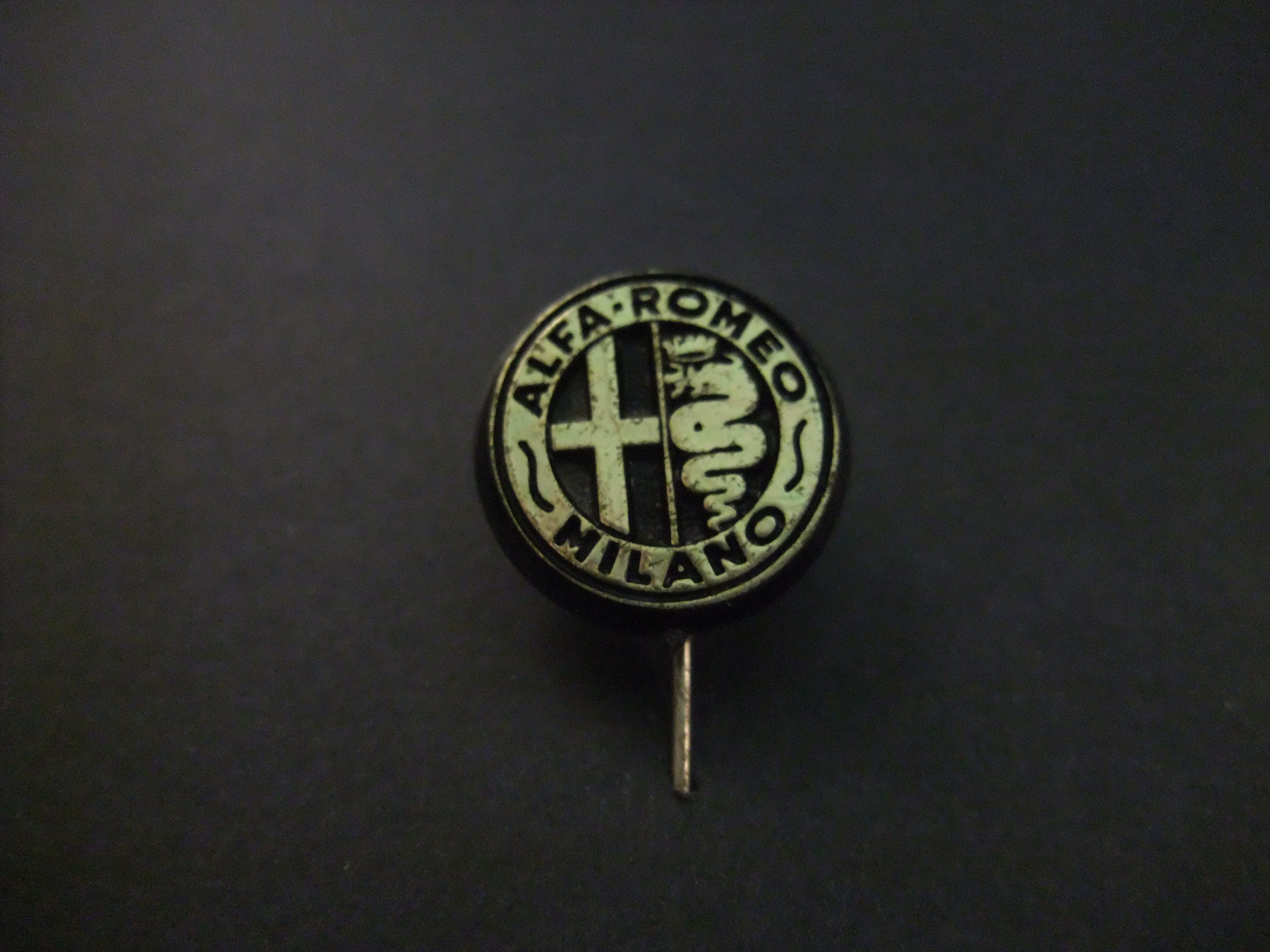Alfa-Romeo Milano Italiaanse autofabrikant  zwart-goudkleurig logo